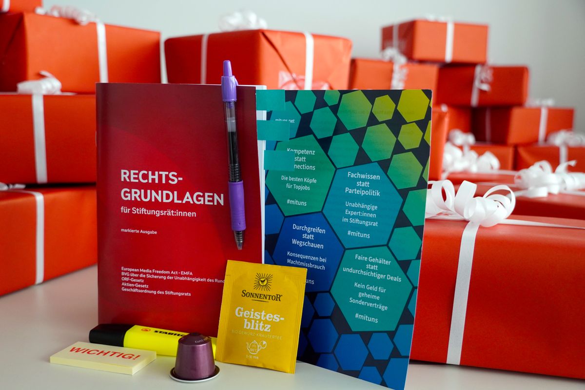 Inhalt eines Hilfspakets für Stiftungsräte: markiertes Nachschlagewerk mit Rechtsgrundlagen, Leuchtstift, Post-its, Kugelschreiber, Kaffeekapsel und Tee